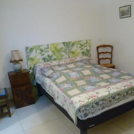 Homa Aix לינה וארוחת בוקר *